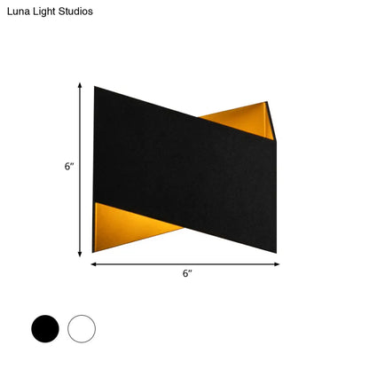 Aplique de pared LED geométrico DecorBites™ en blanco/negro para escaleras modernas