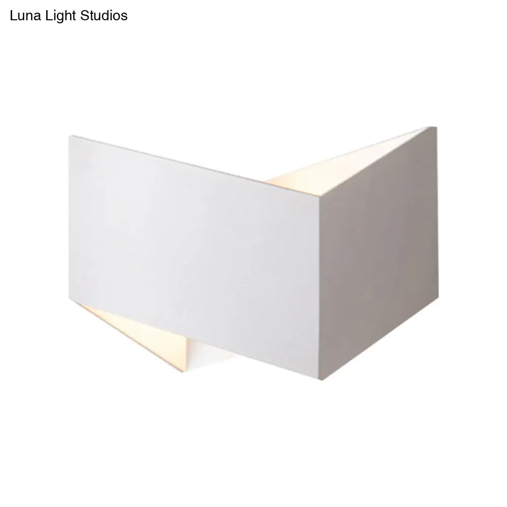 Aplique de pared LED geométrico DecorBites™ en blanco/negro para escaleras modernas