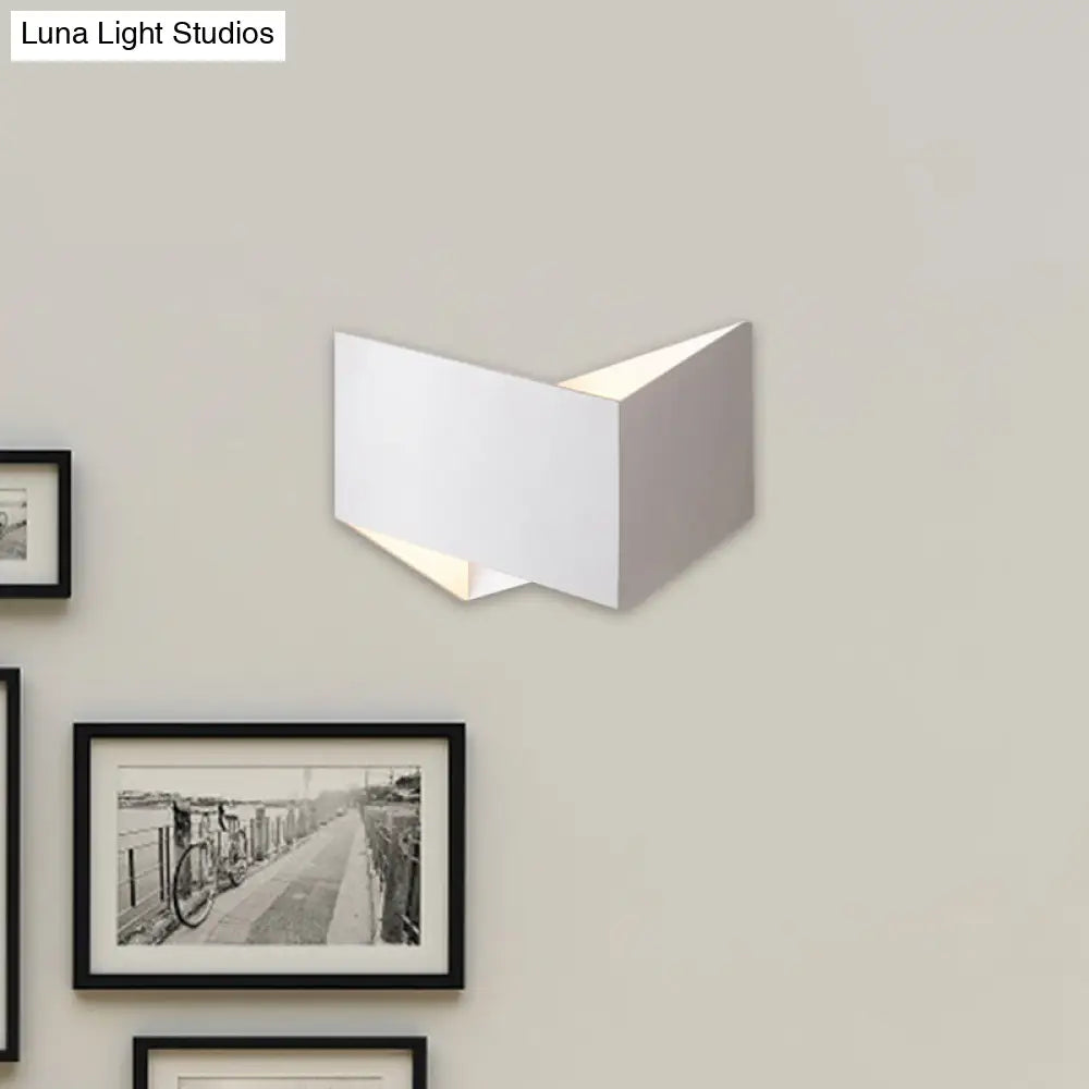 Aplique de pared LED geométrico DecorBites™ en blanco/negro para escaleras modernas