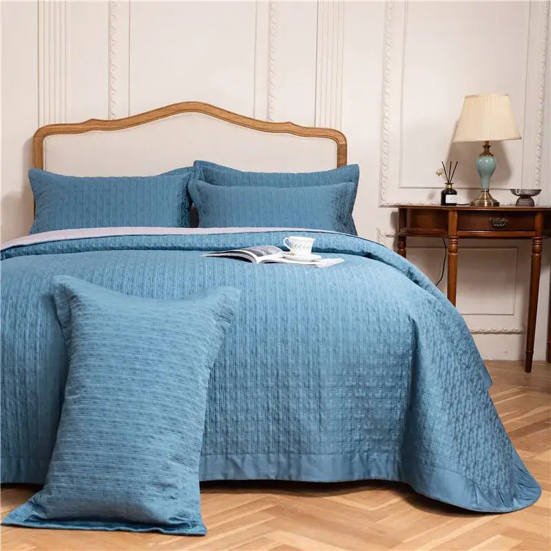 Blue textured reversible egyptian cotton quilt set with matching pillows for bedroom use