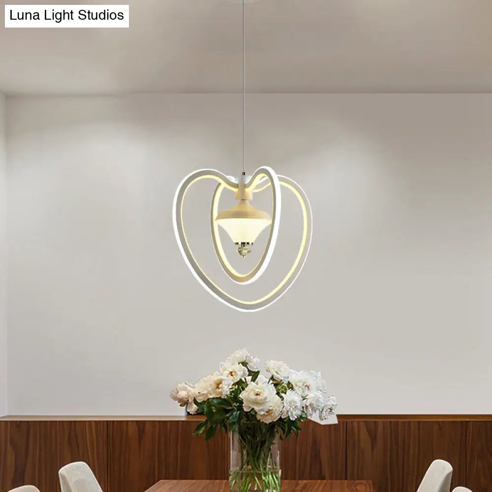 Lámpara colgante LED de acrílico con forma de corazón, blanca con detalle de diamante.