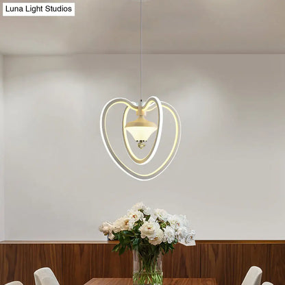 Lámpara colgante LED de acrílico con forma de corazón, blanca con detalle de diamante.