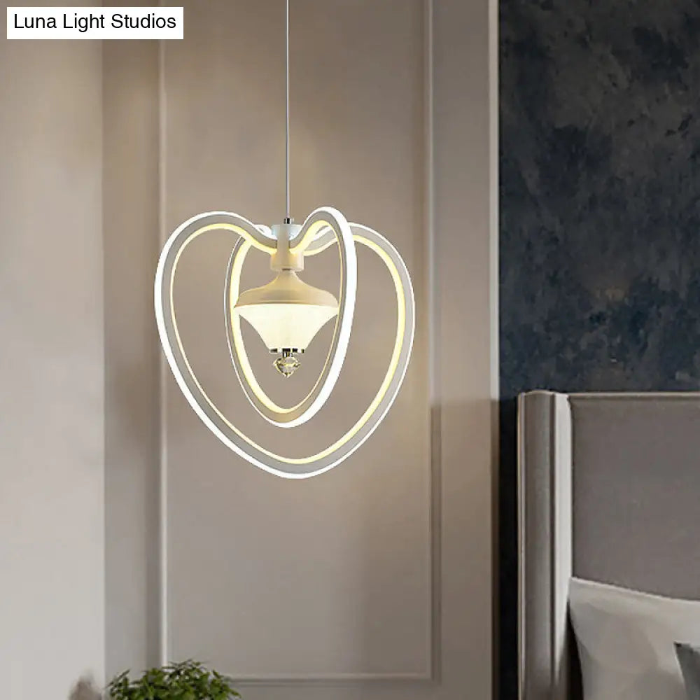 Lámpara colgante LED de acrílico con forma de corazón, blanca con detalle de diamante.
