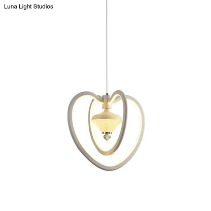 Lámpara colgante LED de acrílico con forma de corazón, blanca con detalle de diamante.