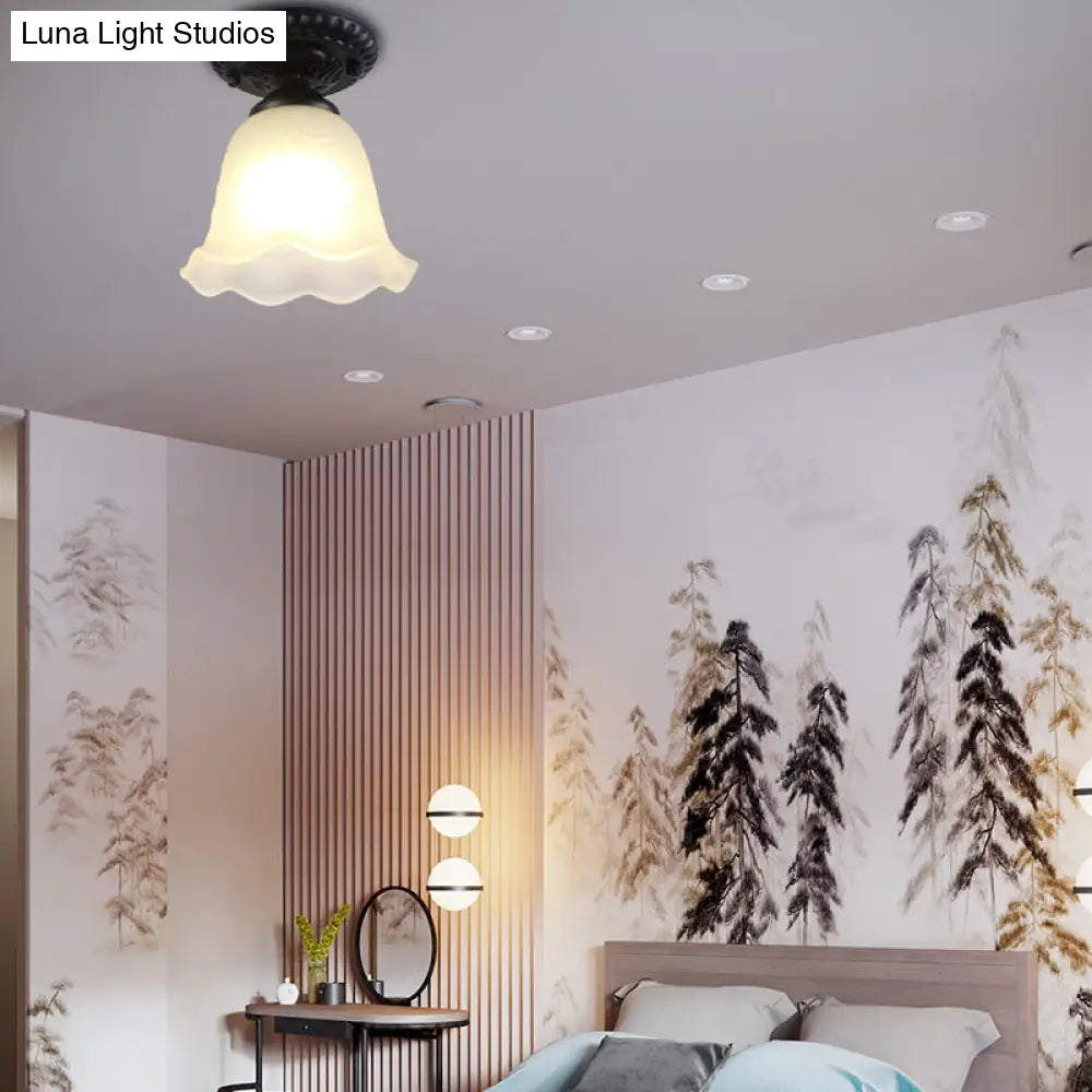 ديكوربايتس™ - مصباح سقف صناعي أسود شبه مسطح مع غطاء زجاجي حليبي - مثالي للمعرض