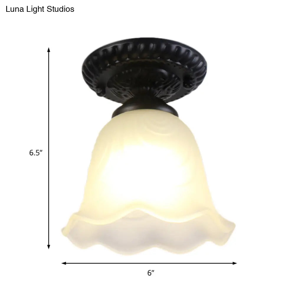 ديكوربايتس™ - مصباح سقف صناعي أسود شبه مسطح مع غطاء زجاجي حليبي - مثالي للمعرض