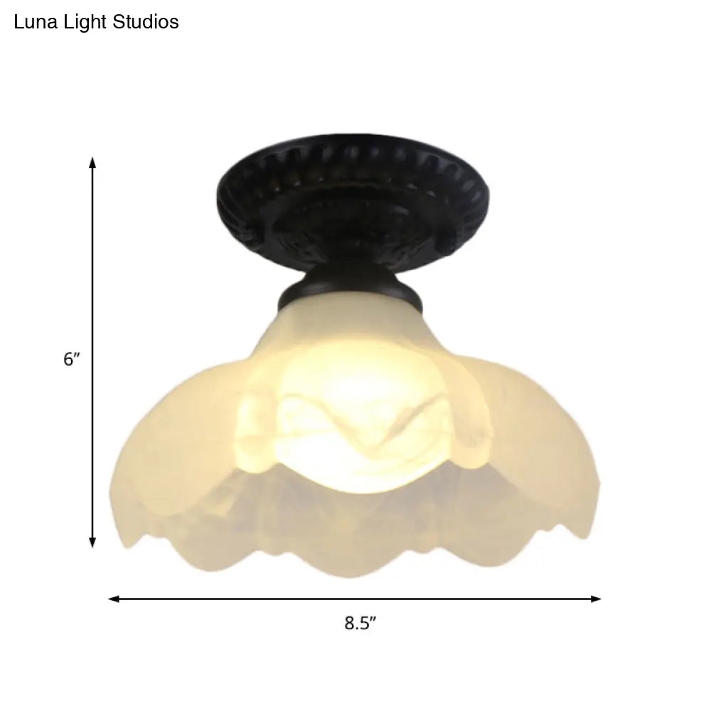 ديكوربايتس™ - مصباح سقف صناعي أسود شبه مسطح مع غطاء زجاجي حليبي - مثالي للمعرض