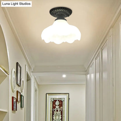 ديكوربايتس™ - مصباح سقف صناعي أسود شبه مسطح مع غطاء زجاجي حليبي - مثالي للمعرض