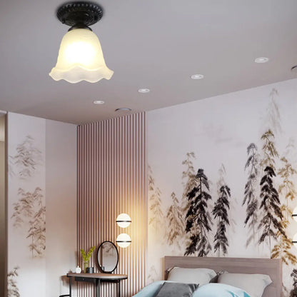 ديكوربايتس™ - مصباح سقف صناعي أسود شبه مسطح مع غطاء زجاجي حليبي - مثالي للمعرض