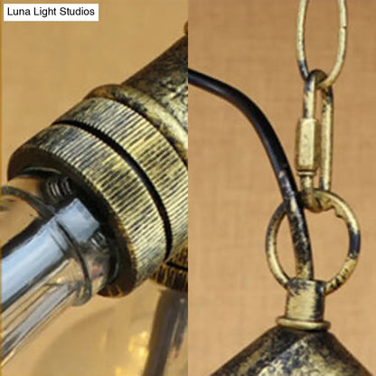 Lámpara de araña de estilo industrial con tres luces, hecha con botellas de vidrio y diseño de tuberías, en negro y transparente.