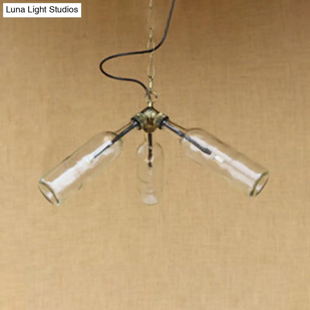 Lámpara de araña de estilo industrial con tres luces, hecha con botellas de vidrio y diseño de tuberías, en negro y transparente.