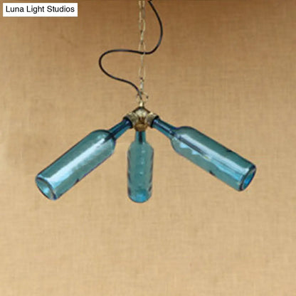 Lámpara de araña de estilo industrial con tres luces, hecha con botellas de vidrio y diseño de tuberías, en negro y transparente.