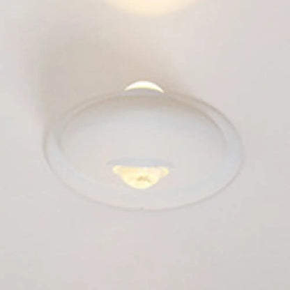 Aplique de pared LED DecorBites™ para dormitorio con pantalla triangular contemporánea de aluminio y acabado en blanco y negro con iluminación blanca cálida.