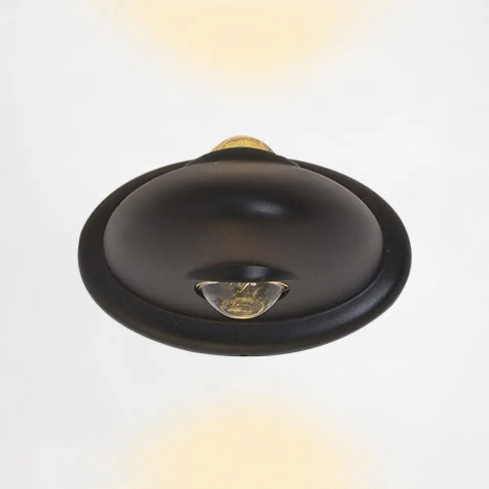 Aplique de pared LED DecorBites™ para dormitorio con pantalla triangular contemporánea de aluminio y acabado en blanco y negro con iluminación blanca cálida.