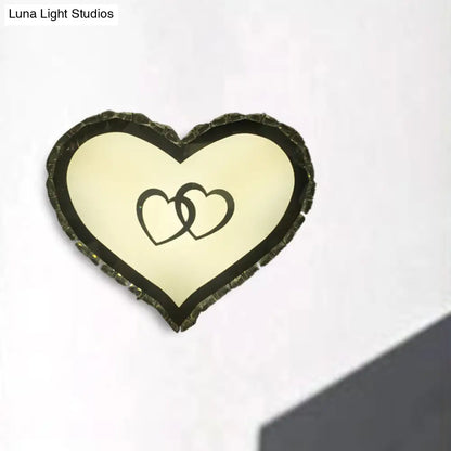 Aplique de pared LED DecorBites™ para dormitorio con pantalla de cristal en forma de corazón y luz blanca cálida: una lámpara de pared sencilla y elegante.