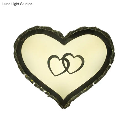 Aplique de pared LED DecorBites™ para dormitorio con pantalla de cristal en forma de corazón y luz blanca cálida: una lámpara de pared sencilla y elegante.