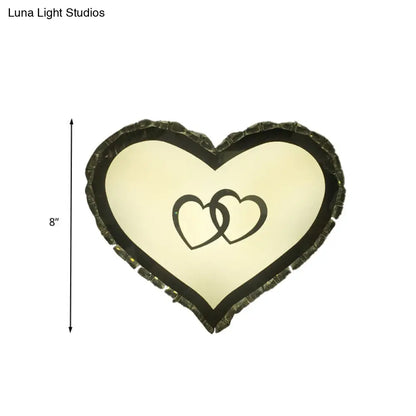 Aplique de pared LED DecorBites™ para dormitorio con pantalla de cristal en forma de corazón y luz blanca cálida: una lámpara de pared sencilla y elegante.