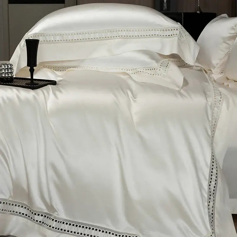 Cream-colored satin bedding set with delicate lace trim made from decorbites 1000tc Egyptian cotton for luxury decor