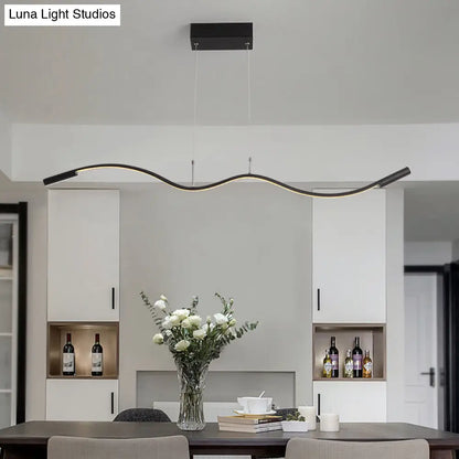 مصباح معلق LED فني معدني من DecorBites™ لجزيرة غرفة الطعام بخطوط ملتوية