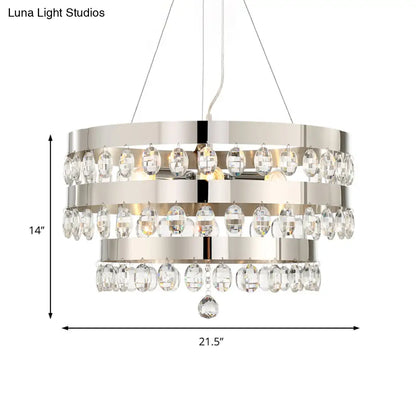 Lámpara de araña metálica multicolor con múltiples luces, decoración de cristal transparente y diseño de anillos escalonados en cromo.