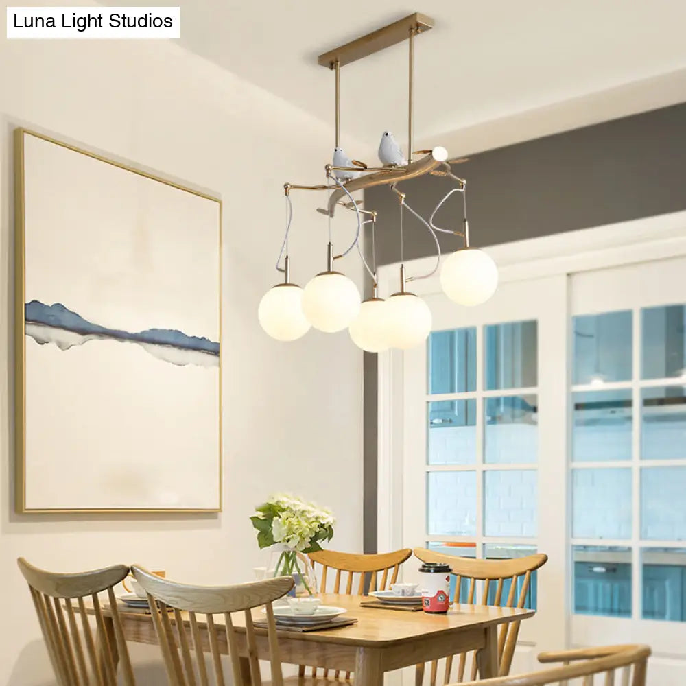 Lámpara colgante esférica de cristal soplado lechoso con acabado dorado - Kit de iluminación colgante posmoderno de 5 luces