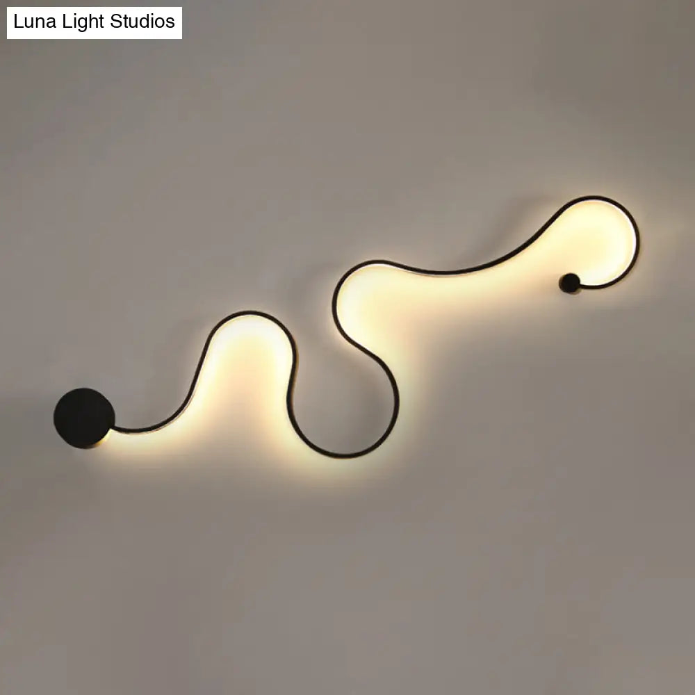 DecorBites™ DecorBites™ Minimalist Black LED Wall Sconce Light for Hallways - Curved Design, Metal Construction