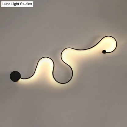 DecorBites™ DecorBites™ Minimalist Black LED Wall Sconce Light for Hallways - Curved Design, Metal Construction