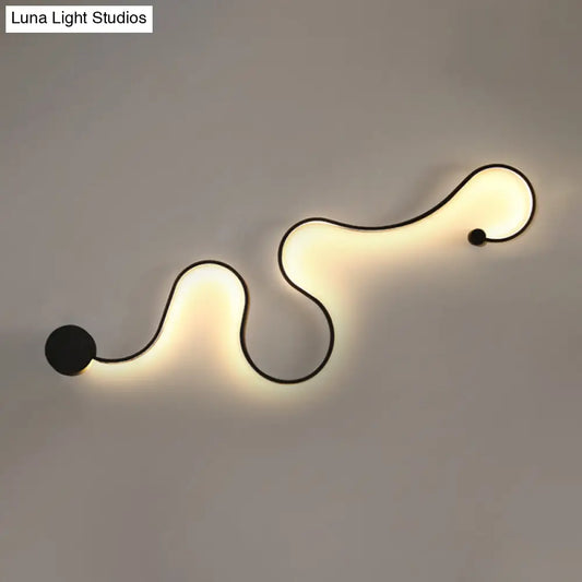 DecorBites™ DecorBites™ Minimalist Black LED Wall Sconce Light for Hallways - Curved Design, Metal Construction