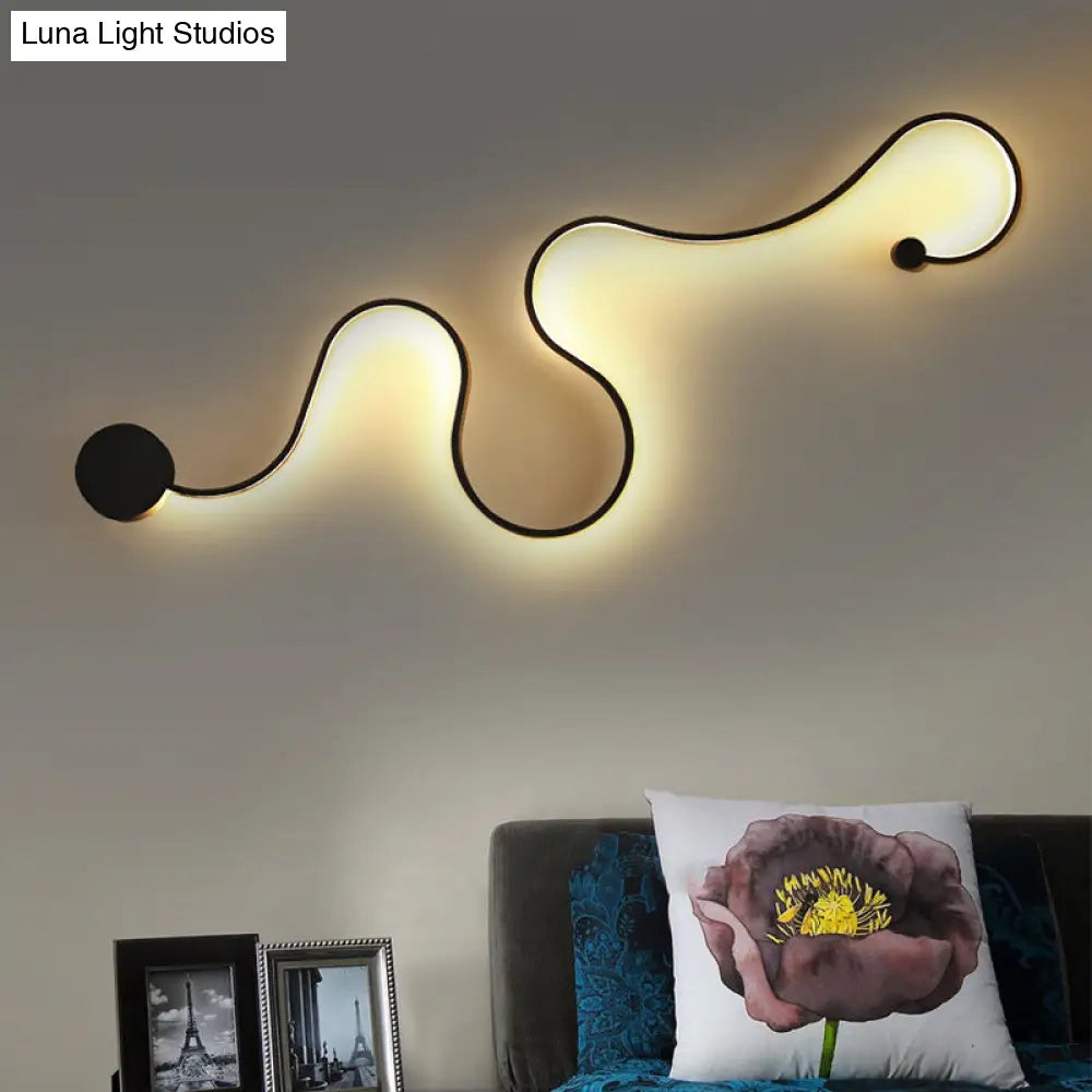DecorBites™ DecorBites™ Minimalist Black LED Wall Sconce Light for Hallways - Curved Design, Metal Construction
