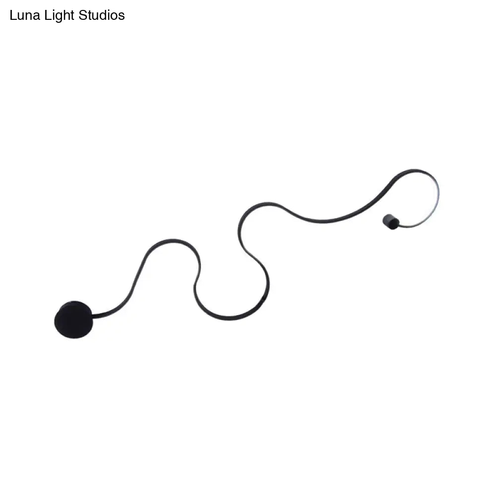 DecorBites™ DecorBites™ Minimalist Black LED Wall Sconce Light for Hallways - Curved Design, Metal Construction