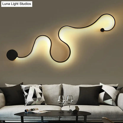 DecorBites™ DecorBites™ Minimalist Black LED Wall Sconce Light for Hallways - Curved Design, Metal Construction