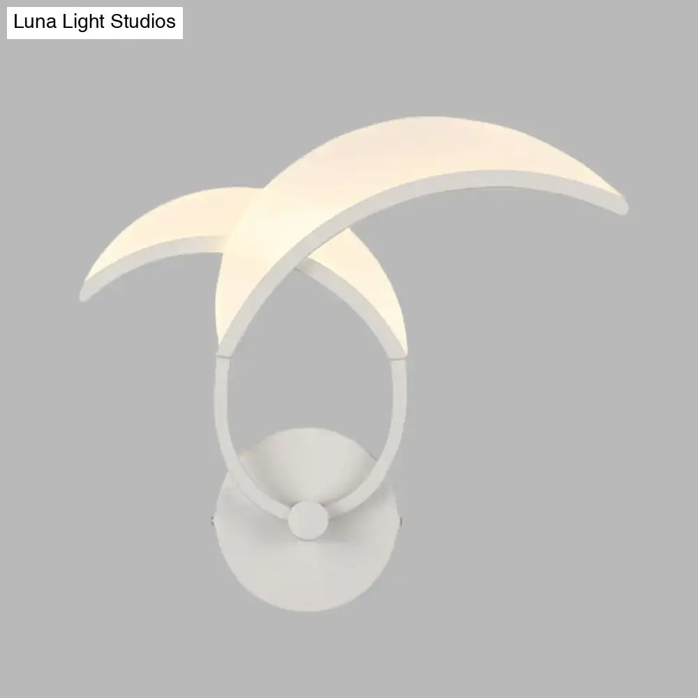 Minimalist led white double curved wall sconce with modern crescent moon shape for 220v-240v bedroom lighting