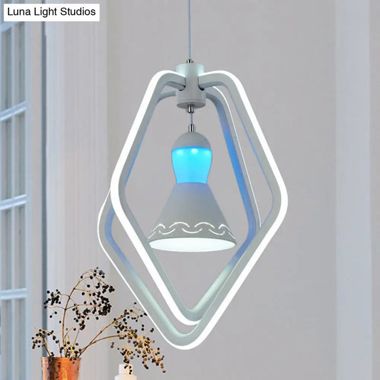 Lámpara colgante minimalista LED blanca con marco doble pentagonal acrílico y campana en el interior.