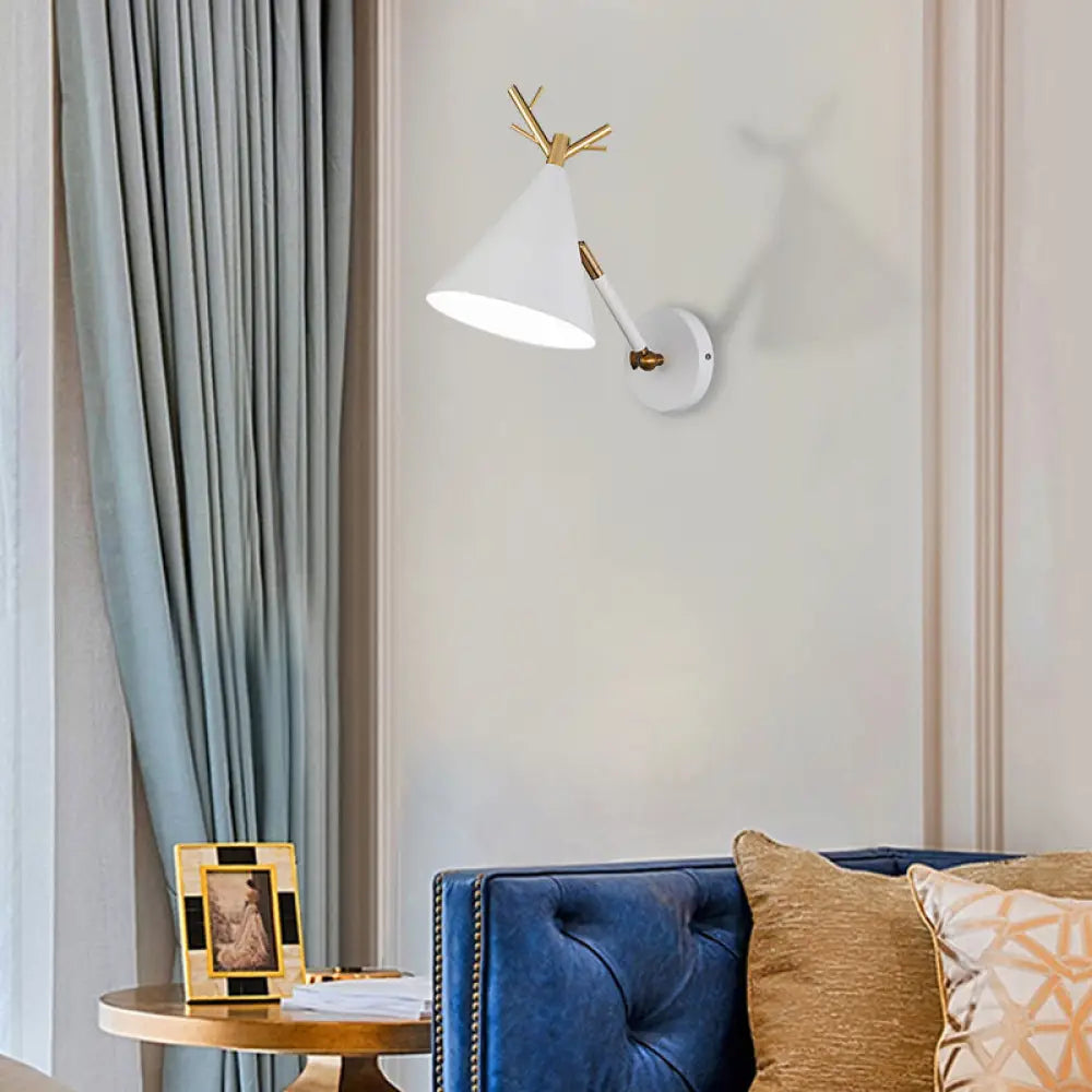 ديكوربايتس™ ديكوربايتس™ مصباح حائط مخروطي بسيط بتصميم قرن الغزال المعدني باللون الرمادي/الأبيض/الأخضر بجوار السرير