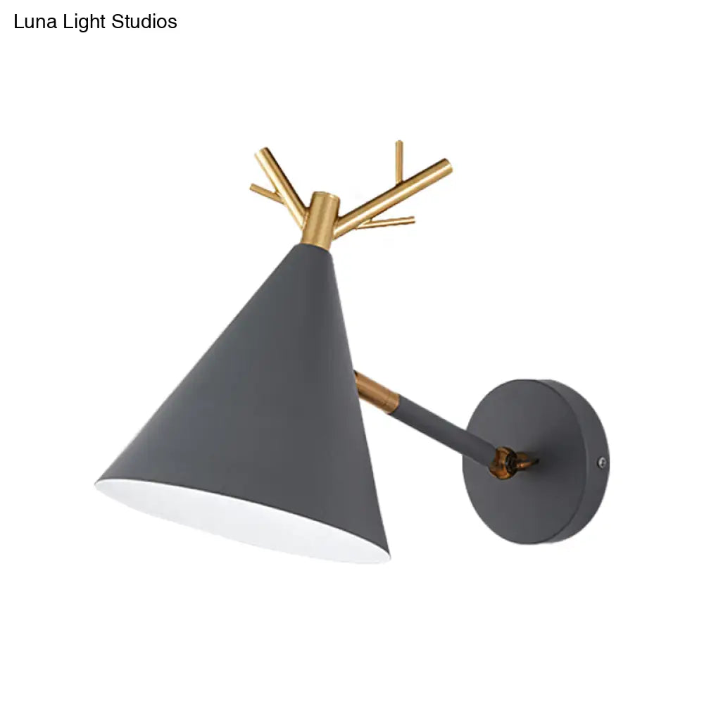 ديكوربايتس™ ديكوربايتس™ مصباح حائط مخروطي بسيط بتصميم قرن الغزال المعدني باللون الرمادي/الأبيض/الأخضر بجوار السرير