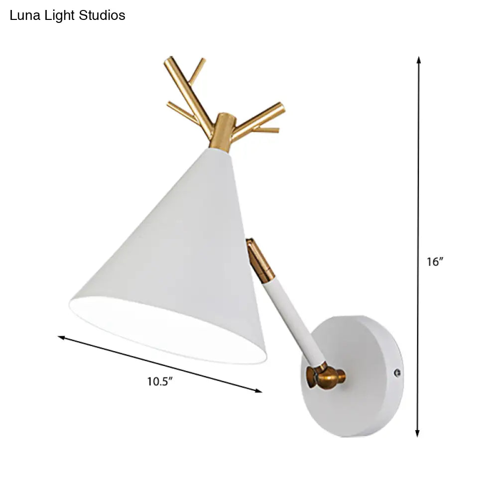 ديكوربايتس™ ديكوربايتس™ مصباح حائط مخروطي بسيط بتصميم قرن الغزال المعدني باللون الرمادي/الأبيض/الأخضر بجوار السرير