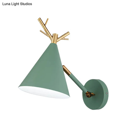ديكوربايتس™ ديكوربايتس™ مصباح حائط مخروطي بسيط بتصميم قرن الغزال المعدني باللون الرمادي/الأبيض/الأخضر بجوار السرير