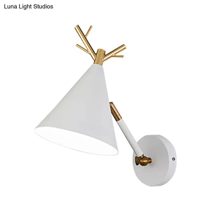 ديكوربايتس™ ديكوربايتس™ مصباح حائط مخروطي بسيط بتصميم قرن الغزال المعدني باللون الرمادي/الأبيض/الأخضر بجوار السرير