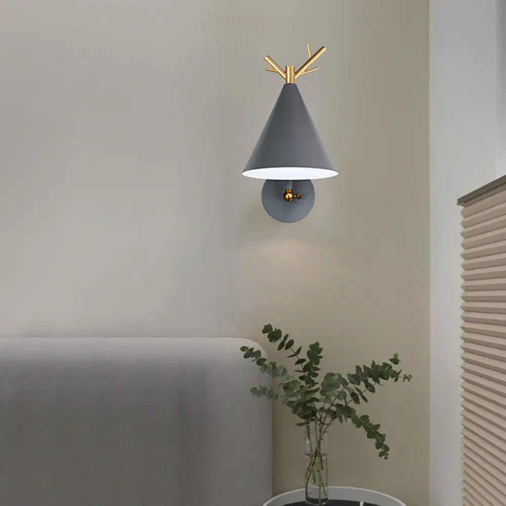 ديكوربايتس™ ديكوربايتس™ مصباح حائط مخروطي بسيط بتصميم قرن الغزال المعدني باللون الرمادي/الأبيض/الأخضر بجوار السرير