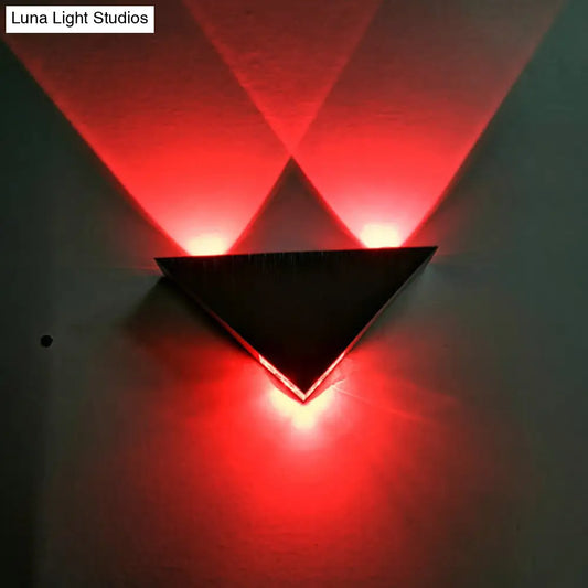 ديكوربايتس™ مصباح حائط LED مثلث الشكل بسيط من ديكوربايتس™ باللون الفضي المصقول مع إضاءة متعددة الألوان/الأزرق/الأحمر