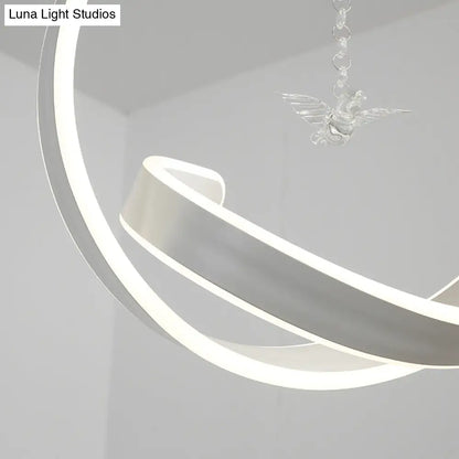 Lámpara colgante minimalista con diseño giratorio y luz LED. Estilo sencillo en acrílico, luz cálida/blanca.