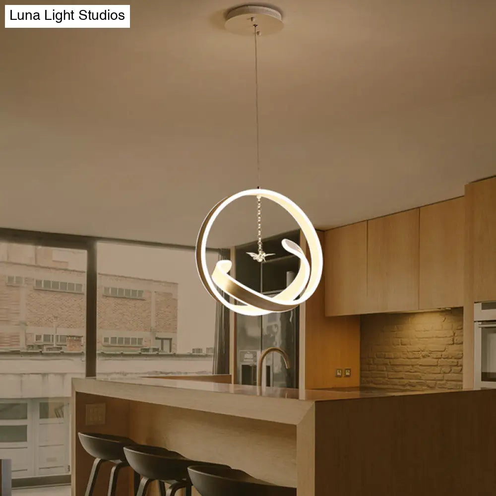 Lámpara colgante minimalista con diseño giratorio y luz LED. Estilo sencillo en acrílico, luz cálida/blanca.