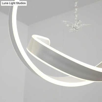 Lámpara colgante minimalista con diseño giratorio y luz LED. Estilo sencillo en acrílico, luz cálida/blanca.