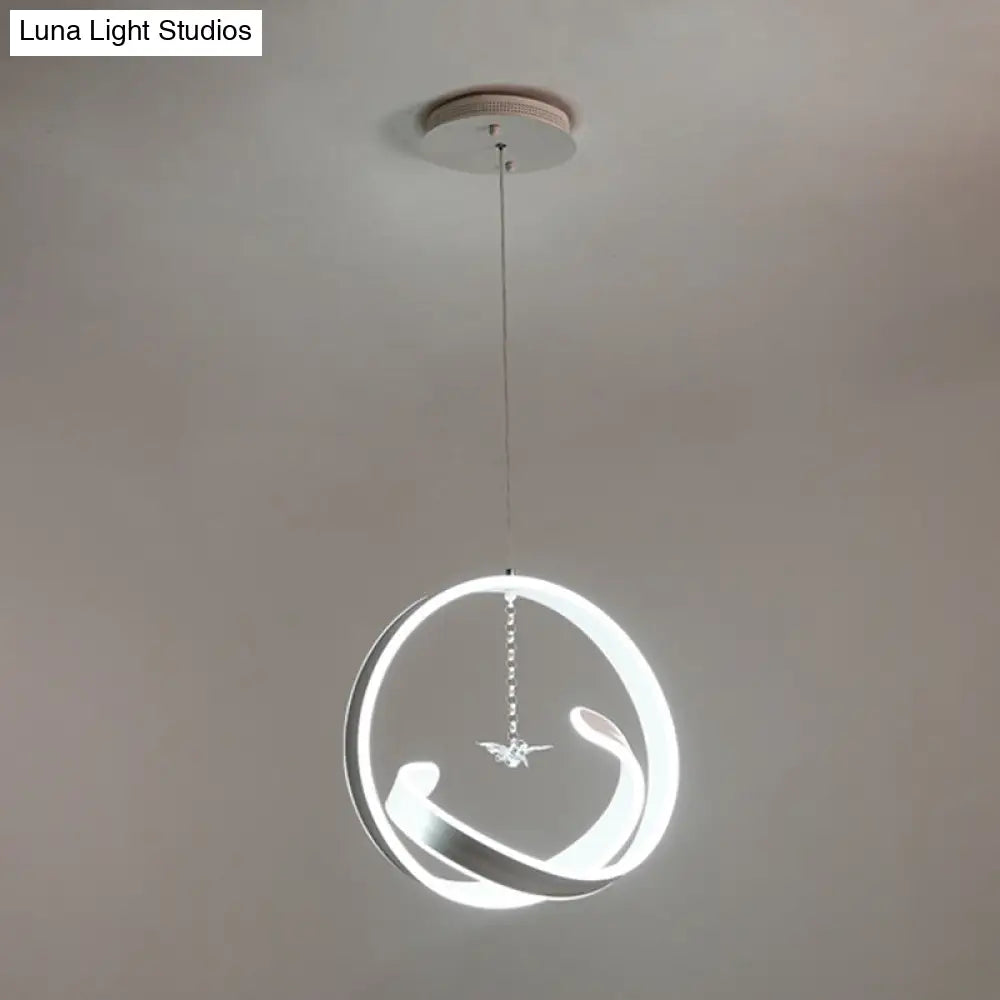 Lámpara colgante minimalista con diseño giratorio y luz LED. Estilo sencillo en acrílico, luz cálida/blanca.