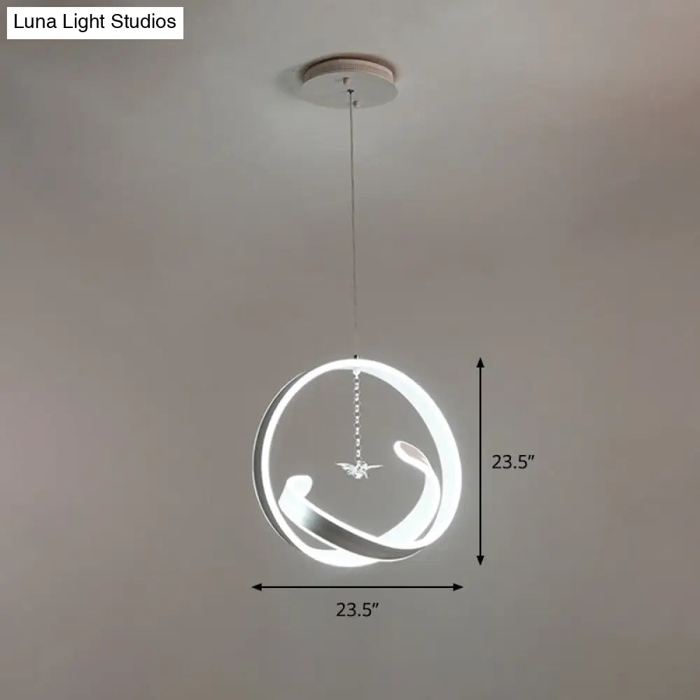 Lámpara colgante minimalista con diseño giratorio y luz LED. Estilo sencillo en acrílico, luz cálida/blanca.