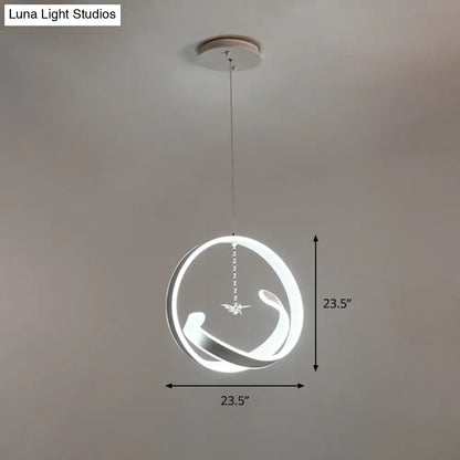 Lámpara colgante minimalista con diseño giratorio y luz LED. Estilo sencillo en acrílico, luz cálida/blanca.