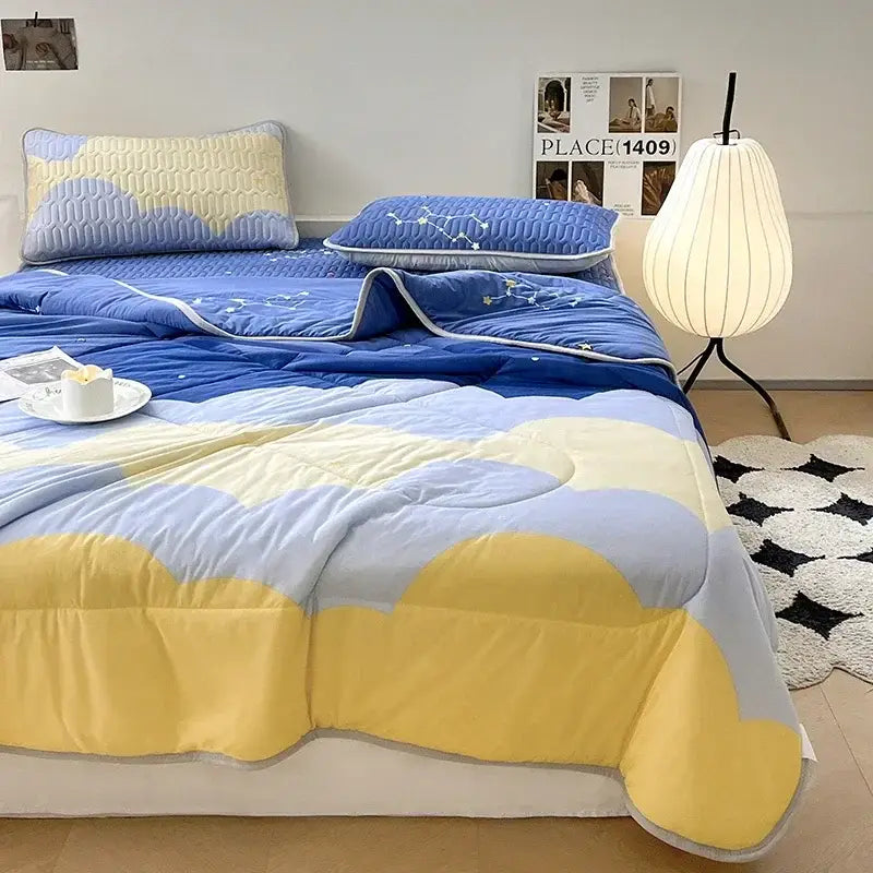 Mint green dinosaur summer quilt with blue and yellow cloud-patterned quilt and latex fitted sheet set for bedroom