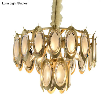 Lámpara de techo moderna de dos niveles, rectangular y metálica, con acabado en latón y siete bombillas colgantes.