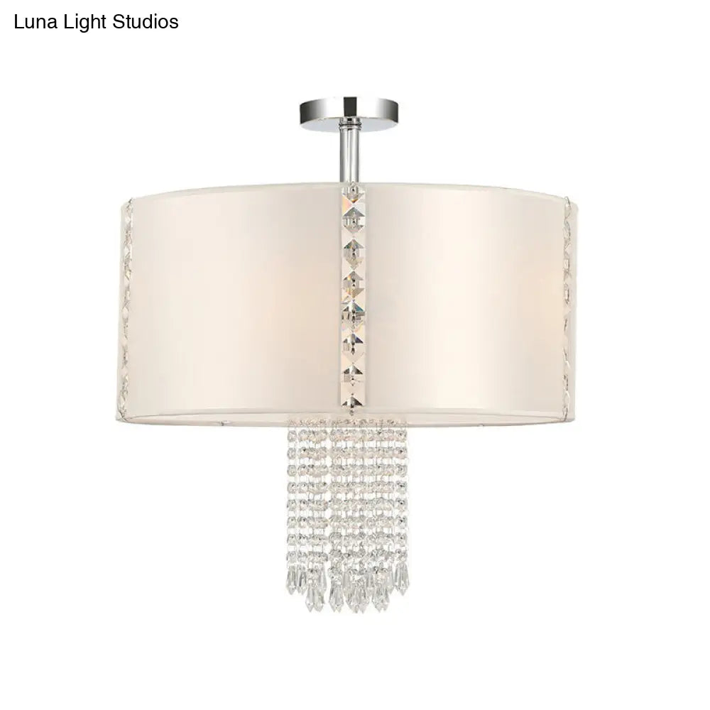 Lámpara de araña moderna de 5 luces con pantalla de tela blanca y detalles de cristal.