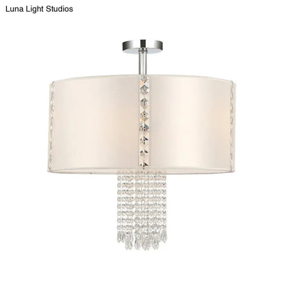 Lámpara de araña moderna de 5 luces con pantalla de tela blanca y detalles de cristal.